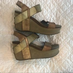 OTBT Bushnell in gold wedge sandal